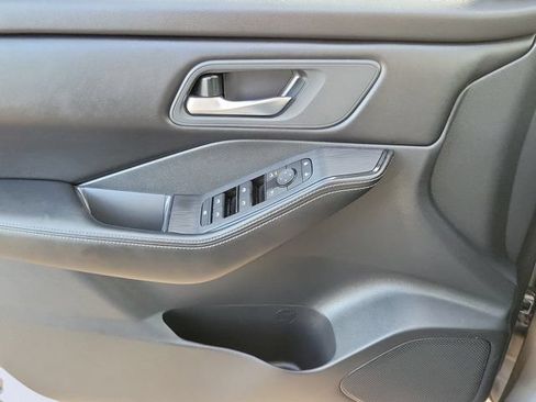 Used 2024 Nissan Rogue SV FWD image 25