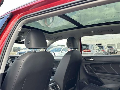 Used 2023 Volkswagen Tiguan SE w/ Panoramic Sunroof Package image 17