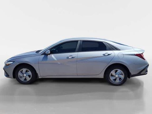 New 2026 Hyundai Elantra SE FWD image 2