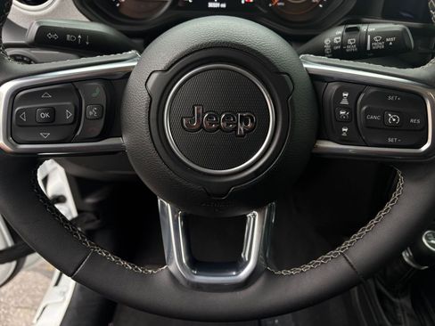 Used 2025 Jeep Wrangler Unlimited Sahara AWD/4WD image 28