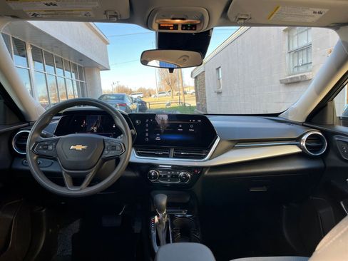 Used 2025 Chevrolet Trax LT image 32