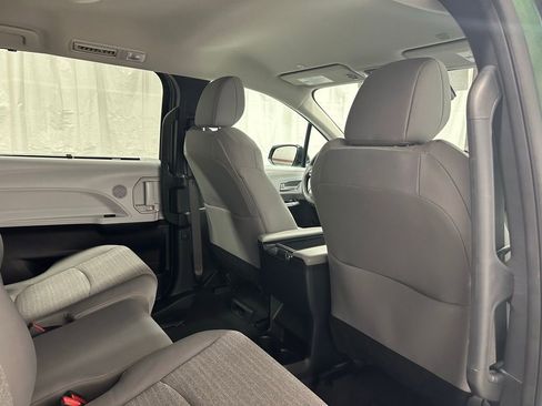 Used 2025 Toyota Sienna LE image 58