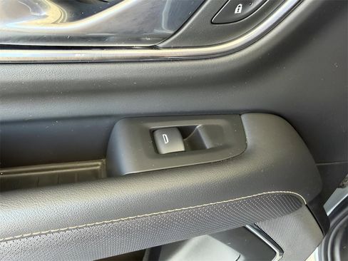 Used 2023 GMC Yukon XL SLT w/ SLT Luxury Package image 17