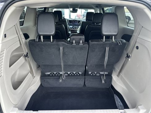 Used 2023 Chrysler Pacifica Touring-L FWD image 27