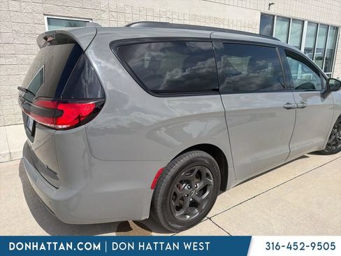 Used 2021 Chrysler Pacifica Touring w/ S Appearance Package FWD image 4