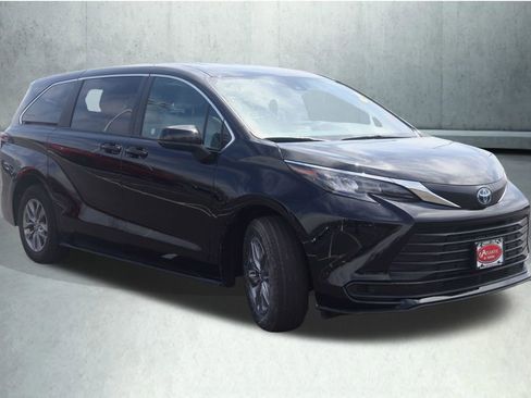 Used 2025 Toyota Sienna LE FWD image 10
