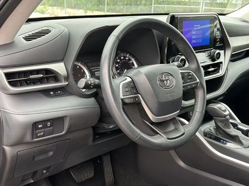 Certified 2025 Toyota Highlander LE FWD image 22