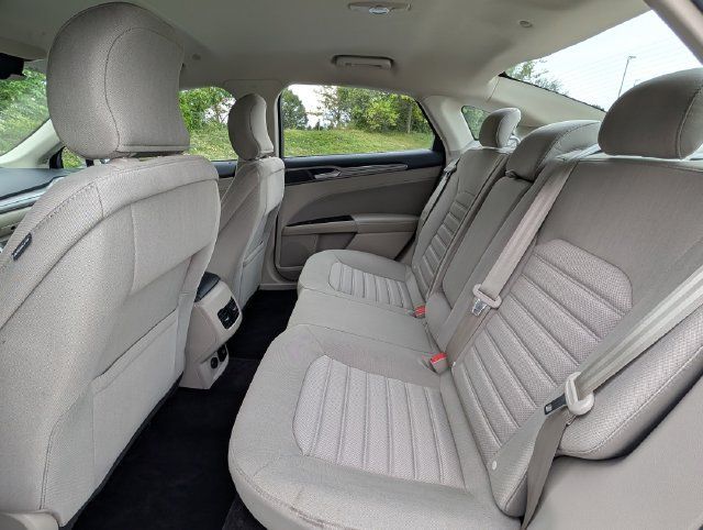 Used 2017 Ford Fusion SE FWD image 29