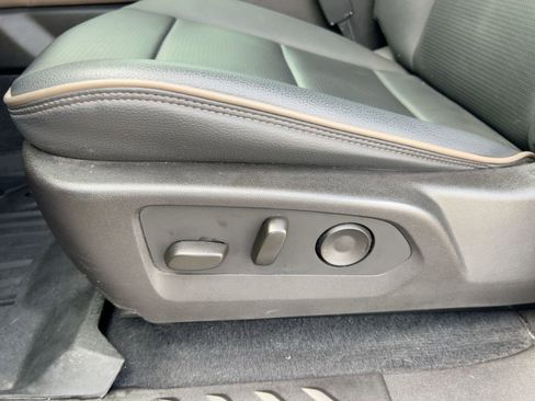 Used 2024 GMC Canyon Denali image 12