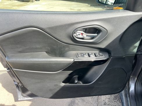 Used 2019 Jeep Cherokee Latitude Plus image 19