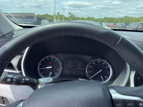 Used 2021 Toyota Highlander XLE AWD/4WD image 6