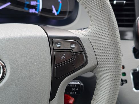 Used 2013 Toyota Sienna XLE image 29