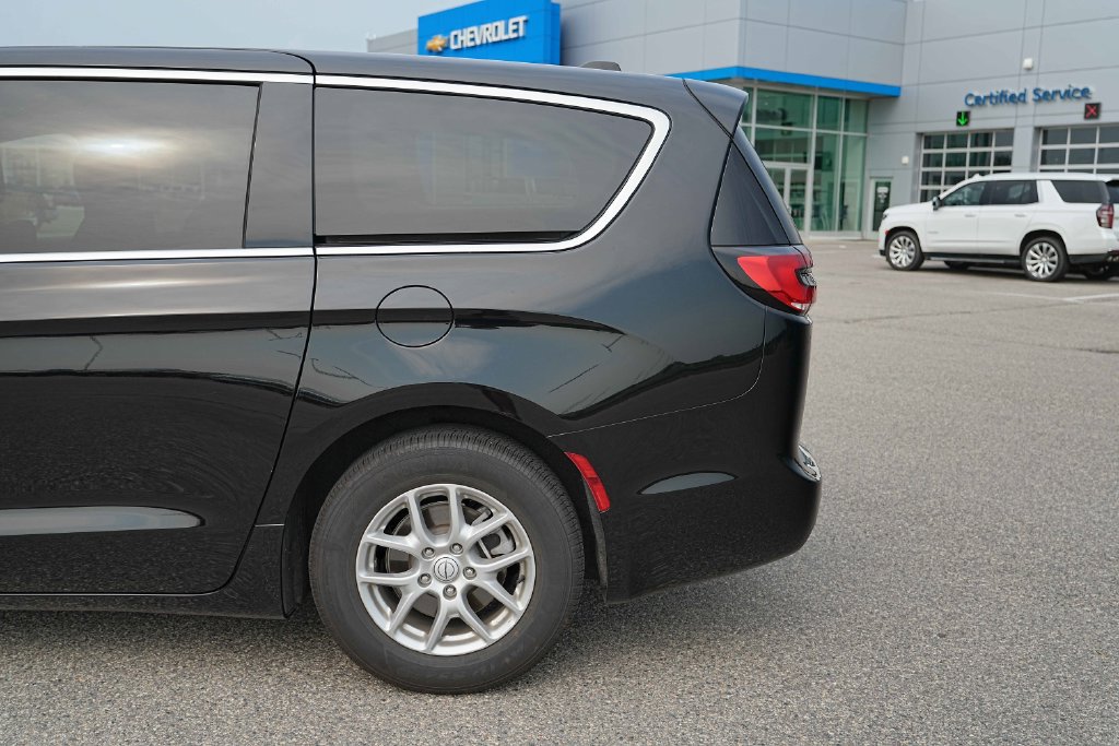 Used 2026 Chrysler Pacifica Select FWD image 13