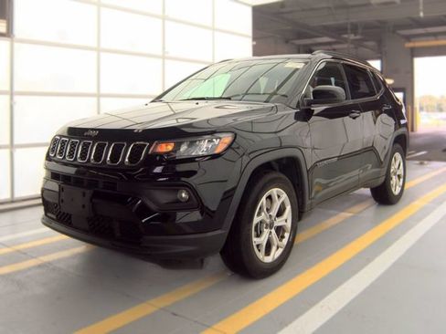 Used 2025 Jeep Compass Latitude w/ Sun & Sound Group AWD/4WD image 3