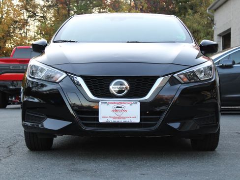 Used 2022 Nissan Versa SV image 2