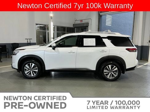 Used 2025 Nissan Pathfinder SL FWD image 3