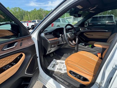 Used 2023 Jeep Grand Cherokee L Summit w/ Luxury Tech Group V AWD/4WD image 5