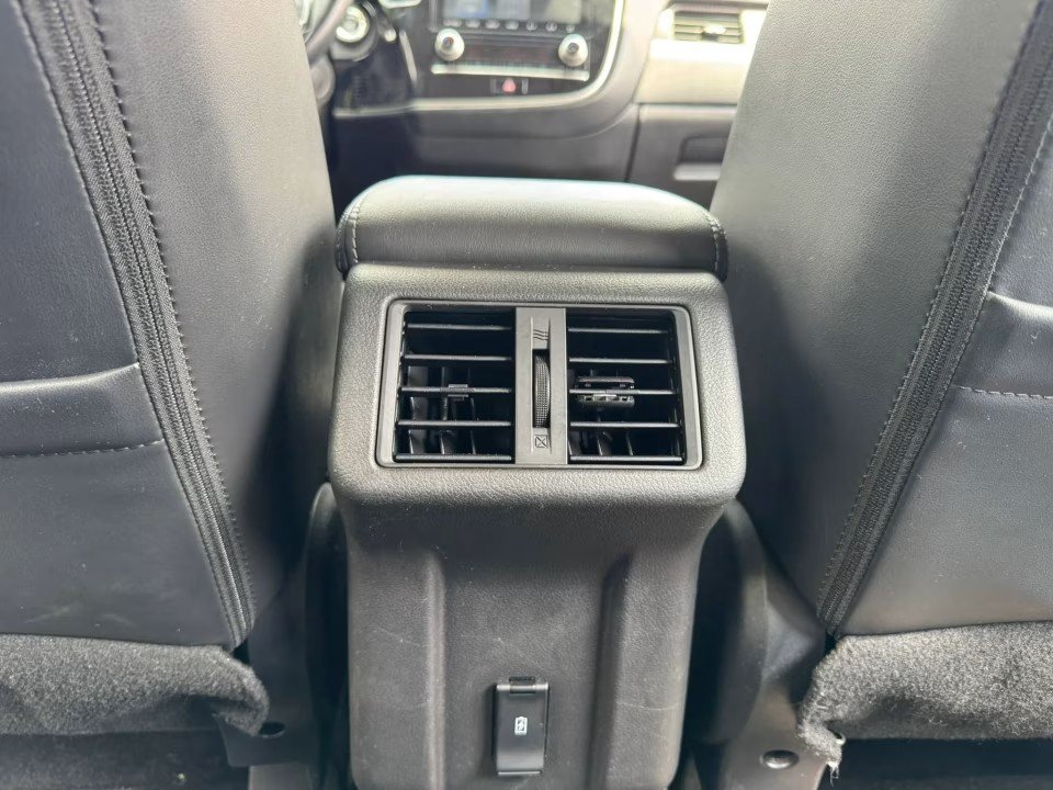 Used 2020 Mitsubishi Outlander SE AWD/4WD image 25