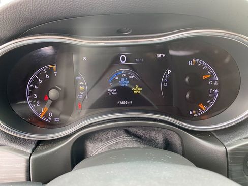 Used 2021 Jeep Grand Cherokee Laredo image 18