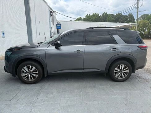 Used 2022 Nissan Pathfinder SL image 3