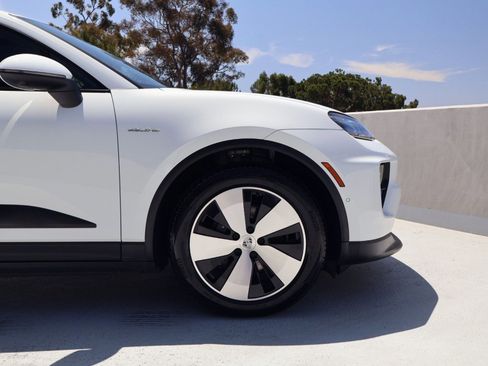 Certified 2025 Porsche Macan 4 Electric AWD/4WD image 11