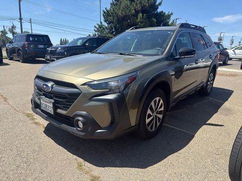 Used 2025 Subaru Outback Premium AWD/4WD image 1