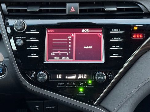 Used 2018 Toyota Camry XLE FWD image 19