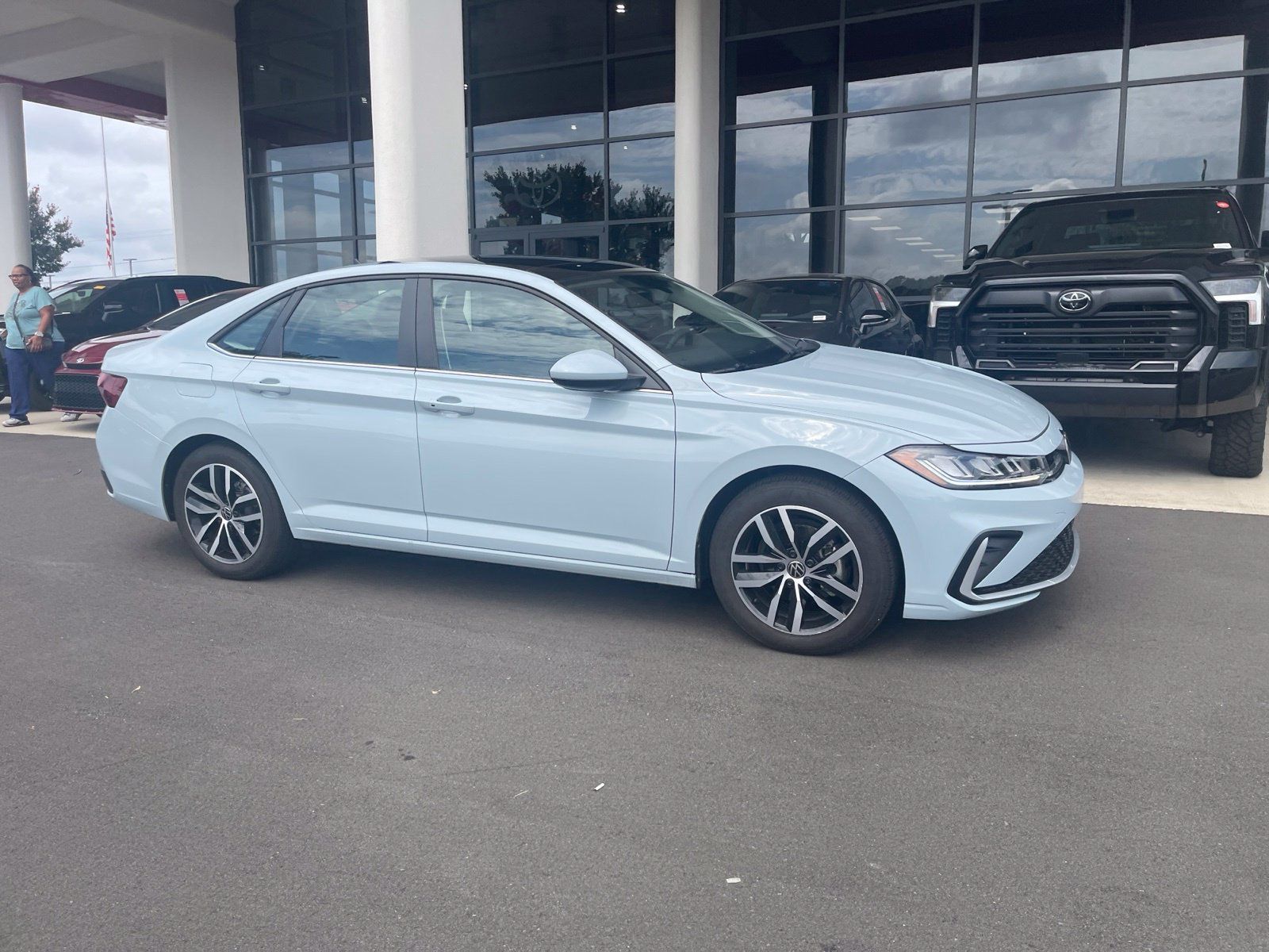 Used 2025 Volkswagen Jetta SE FWD image 9