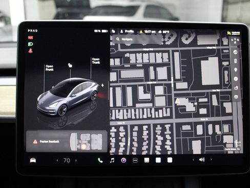 Used 2023 Tesla Model 3 Standard Range image 17