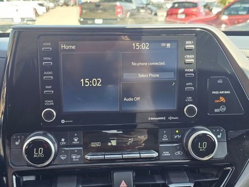 Used 2020 Toyota Highlander XLE AWD/4WD image 27