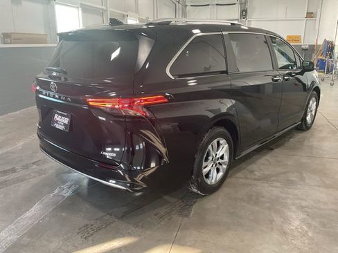 Used 2026 Toyota Sienna Limited image 6