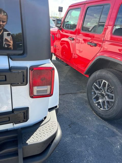 Used 2016 Jeep Wrangler Unlimited Sahara AWD/4WD image 6