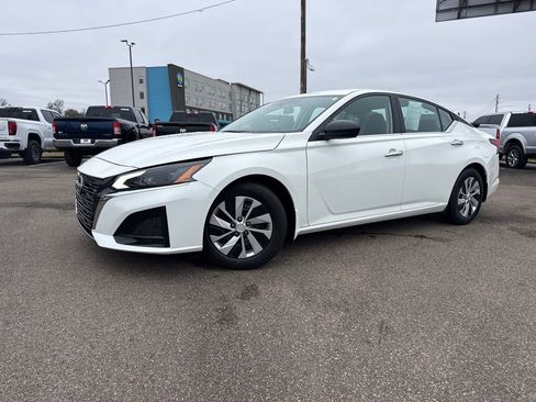 Used 2024 Nissan Altima 2.5 S image 2