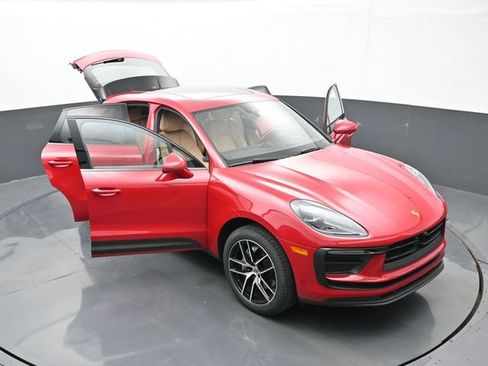 Certified 2023 Porsche Macan AWD/4WD image 32