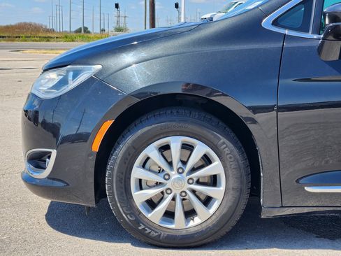 Used 2019 Chrysler Pacifica Touring-L w/ Advanced Safetytec Group FWD image 9