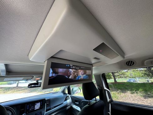 Used 2016 Toyota Sienna SE Premium FWD image 25