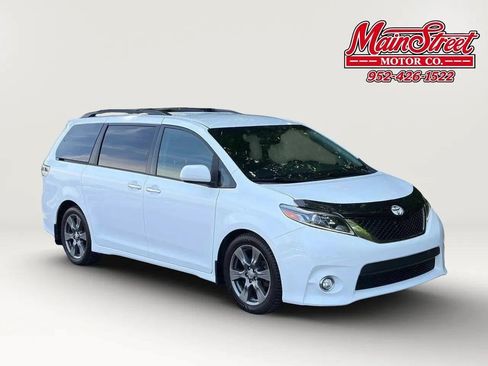 Used 2017 Toyota Sienna SE Premium FWD image 1