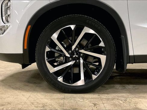 Used 2023 Mitsubishi Outlander SE AWD/4WD image 9