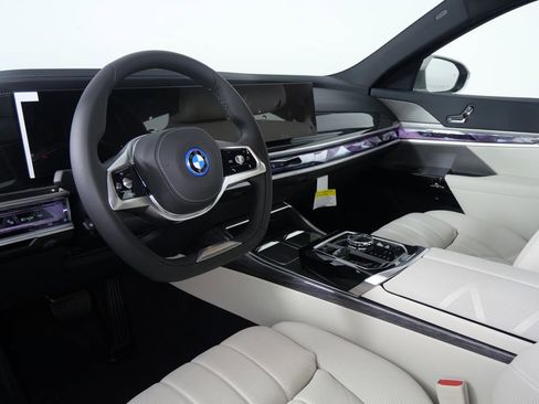 Used 2025 BMW i7 xDrive60 w/ Premium Package image 13