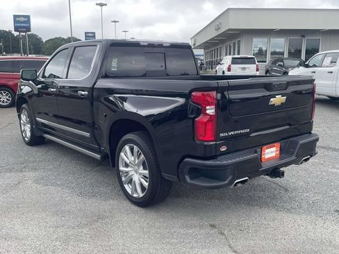 Used 2023 Chevrolet Silverado 1500 High Country w/ High Country Premium Package AWD/4WD image 6