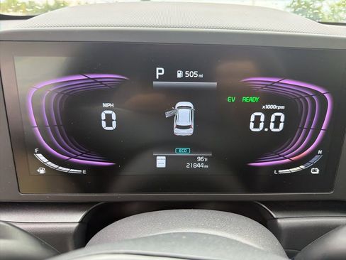 Used 2025 Kia Niro LX FWD image 2