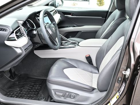 Used 2018 Toyota Camry XLE image 19