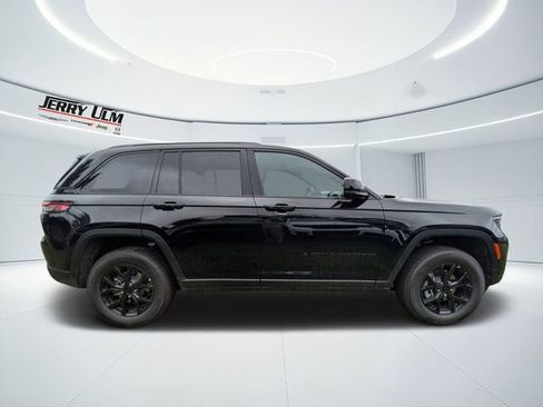 New 2025 Jeep Grand Cherokee Altitude image 2