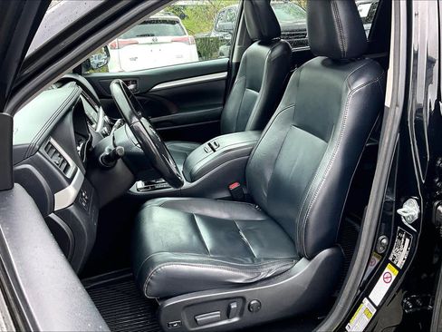 Used 2018 Toyota Highlander XLE AWD/4WD image 9