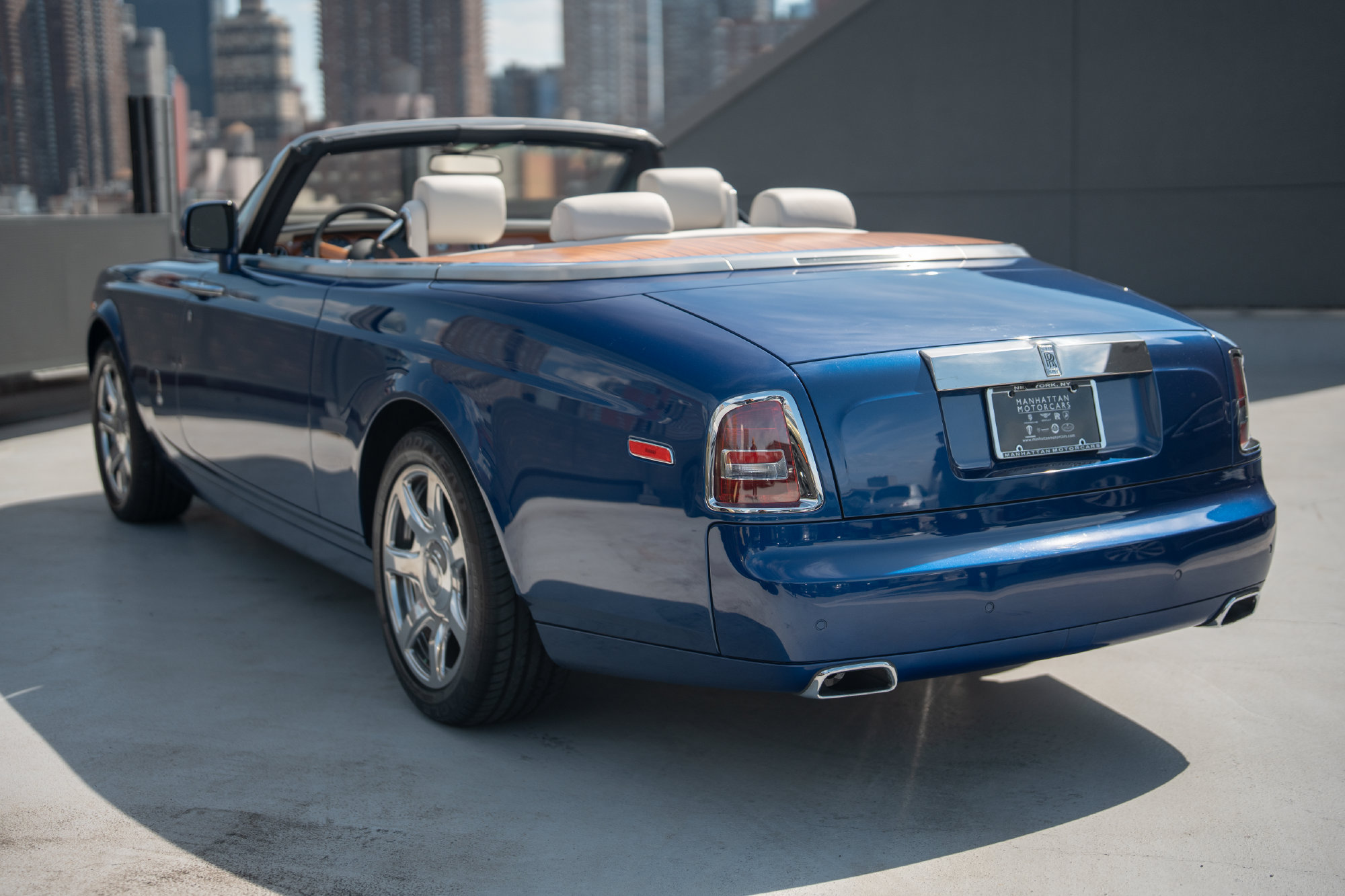 Used 2011 Rolls-Royce Phantom Drophead Coupe RWD image 32