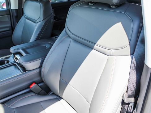 New 2025 Ford Expedition Active image 28