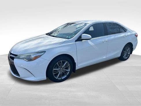 Used 2015 Toyota Camry SE image 1