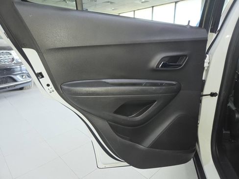 Used 2019 Chevrolet Trax LT w/ LT Convenience Package FWD image 19