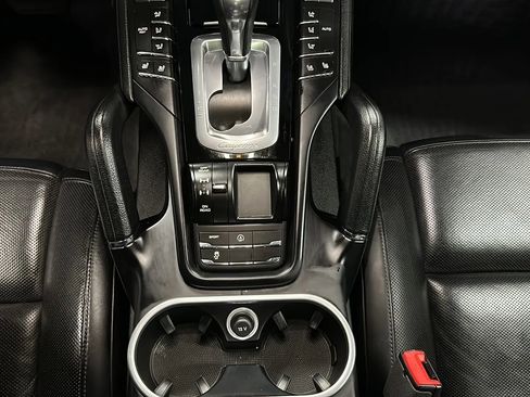 Used 2018 Porsche Cayenne Platinum Edition image 27