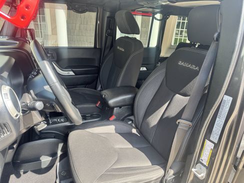 Used 2018 Jeep Wrangler Unlimited Sahara w/ Connectivity Group AWD/4WD image 12